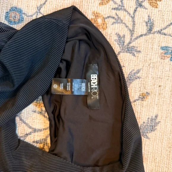 Beach Riot - Picture 3 of 3